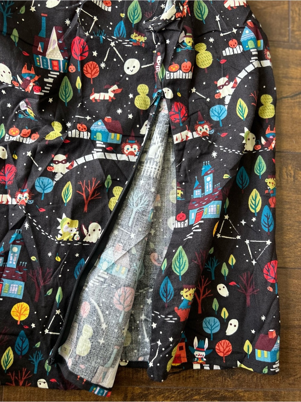 Retrolicious Black Sleeveless Collared Top with Halloween Print - Picture 7 of 9